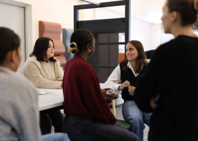 Poursuivre ses études ou s&rsquo;insérer directement sur le marché du travail ? Le dilemme des diplômés de Bachelor