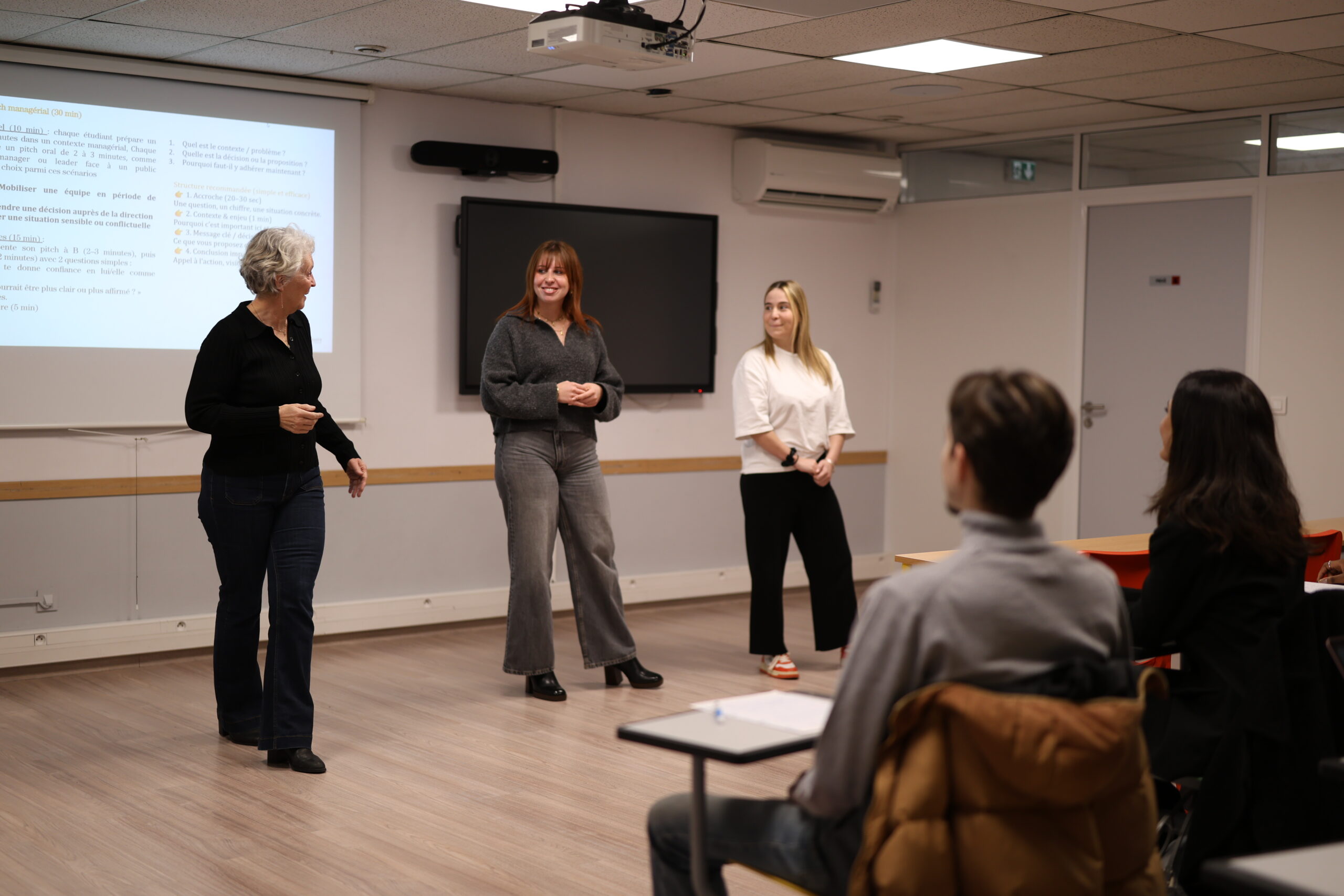 Photo de nos étudiants avec un intervenant